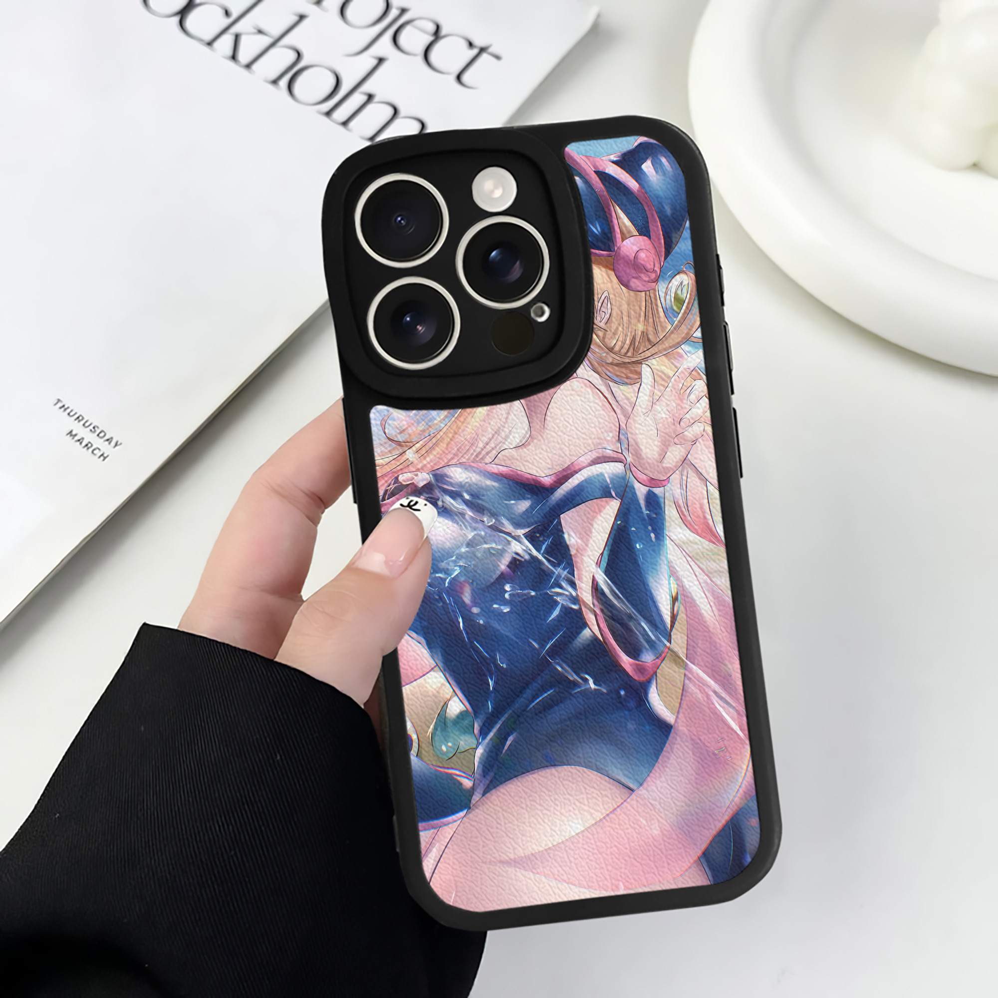 （画像用） 遊☆戯☆王 Yu-Gi-Oh! 【iPhone 16シリーズ対応】シリコンスマホケース（レザー調） 材質：シリコン